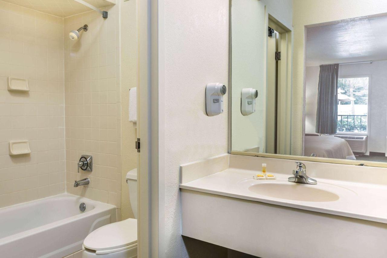Days Inn by Wyndham Lake Park/Valdosta Bagian luar foto