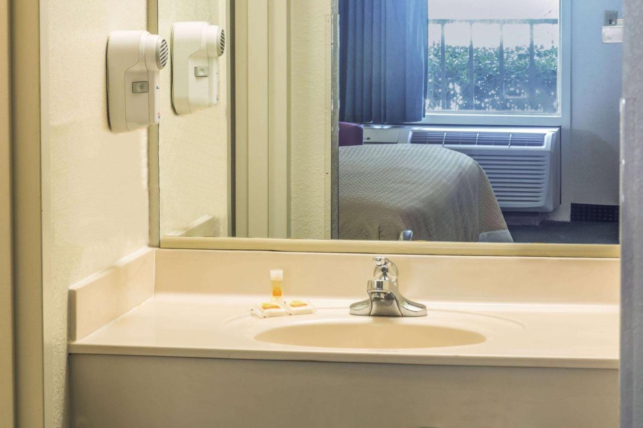 Days Inn by Wyndham Lake Park/Valdosta Bagian luar foto