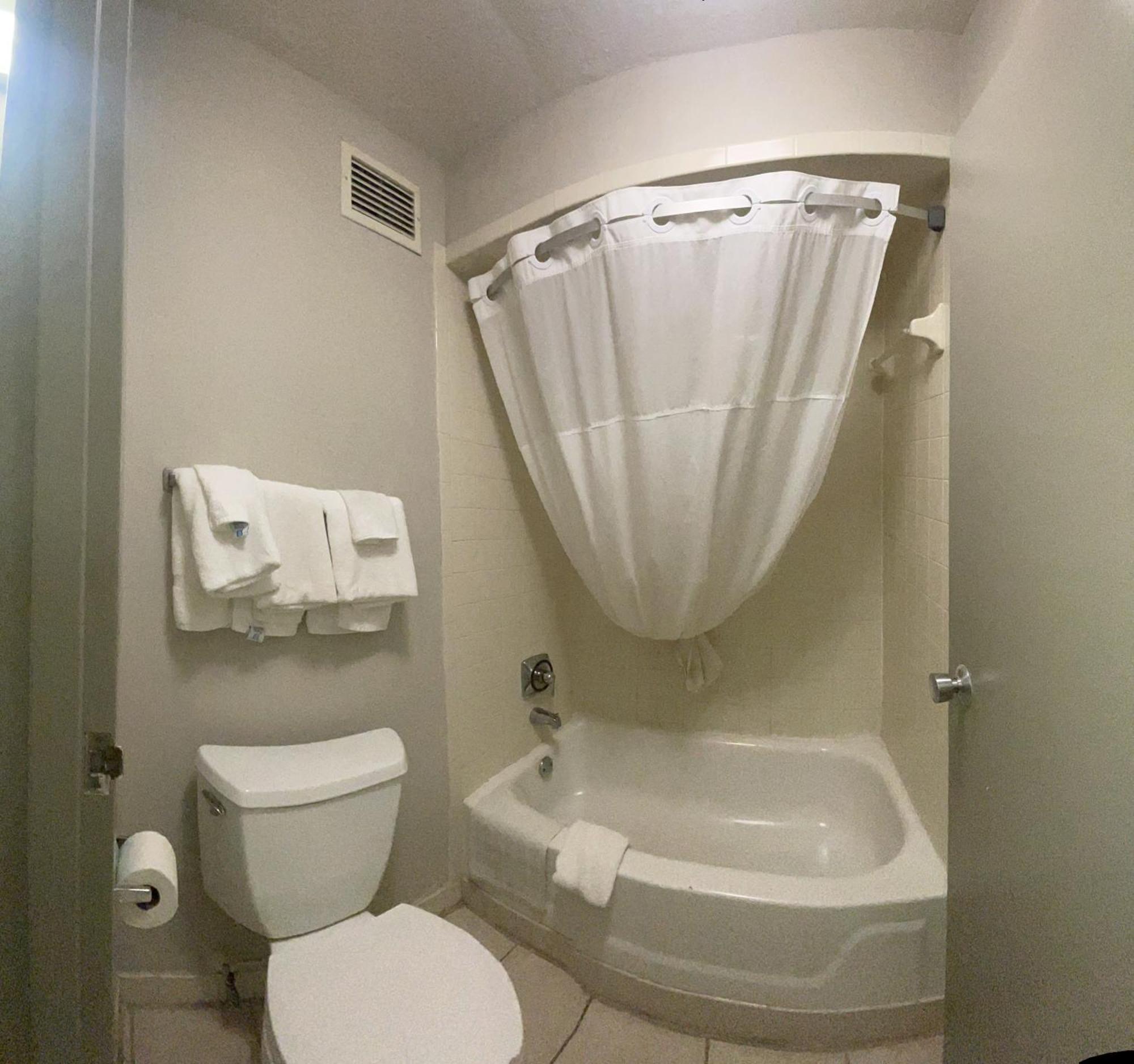 Days Inn by Wyndham Lake Park/Valdosta Bagian luar foto